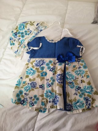 Vestido y capota floral azul