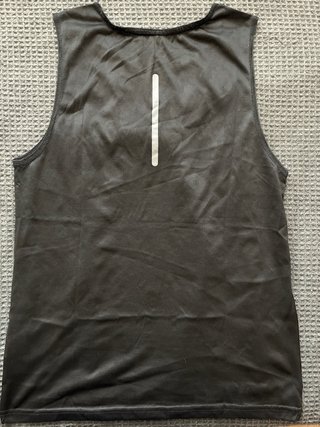Camiseta deportiva negra sin mangas