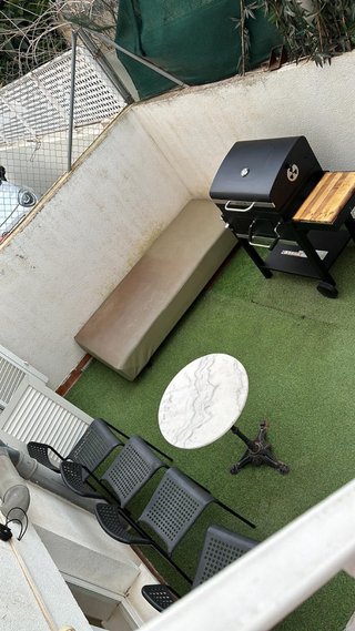 Barbacoa de carbón negra con tabla de madera