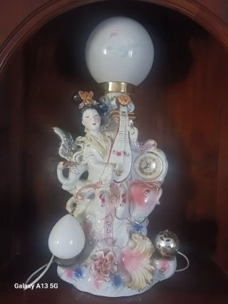 Lámpara de porcelana con figura y reloj