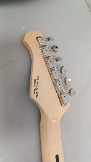 ////Guitarra Eléctrica Donner ///W7Y7105