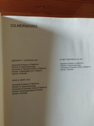 Libro antiguo de medicina sobre gastroenterología