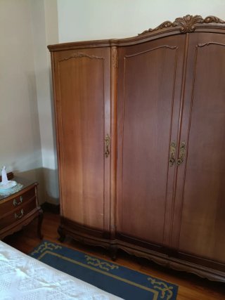 Armario de madera marrón