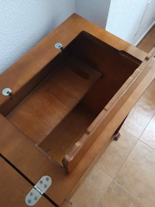 Mueble para máquina de coser de madera