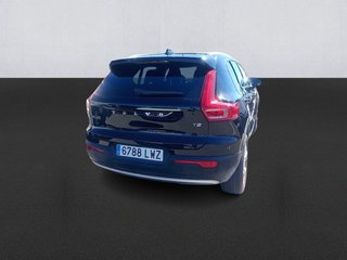 Volvo XC40 T2 Momentum Pro Auto 95 kW (129 CV)