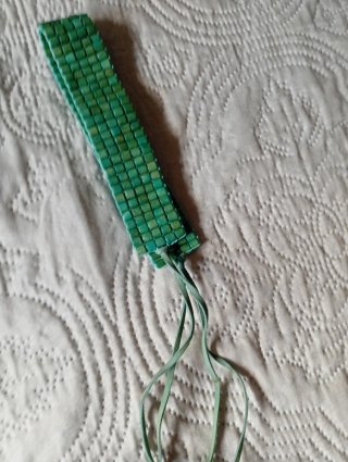 Collar rígido con colgante ovalado