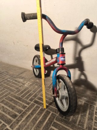 Bicicleta de equilibrio roja y azul
