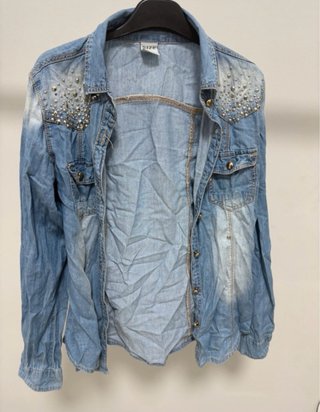 Giacca di jeans con borchie