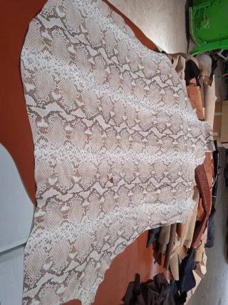 Piel Genuine imitación serpiente 18€.