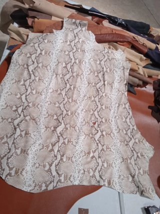 Piel Genuine imitación serpiente 18€.