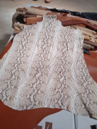 Piel Genuine imitación serpiente 18€.