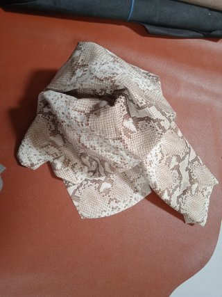 Piel Genuine imitación serpiente 18€.