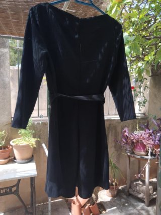 Vestido negro con cinturón