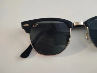 Gafas de sol Ray-Ban Clubmaster negras y doradas