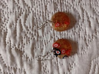 Pendientes dorados con flores rojas