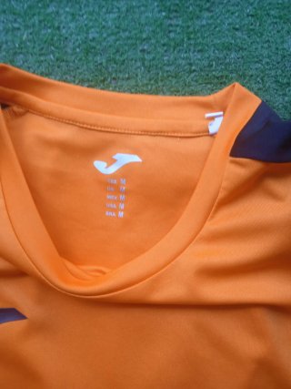 Camiseta deportiva Joma naranja y negra talla M