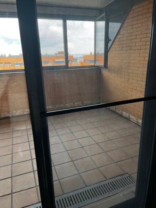 Puerta corredera con persiana motorizada