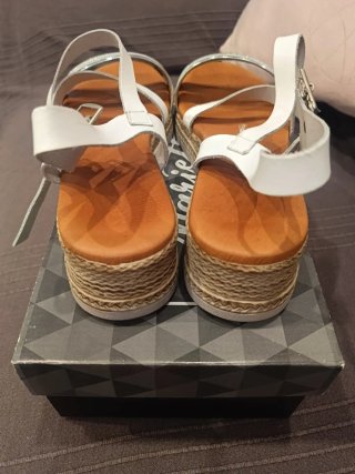 Sandalias blancas y plateadas