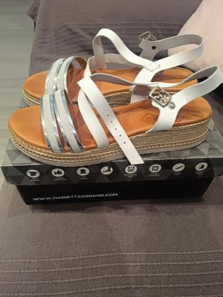 Sandalias blancas y plateadas