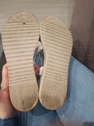 Sandalias blancas y plateadas
