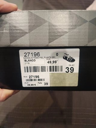 Sandalias blancas y plateadas