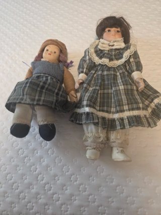 Dos muñecas antiguas de porcelana