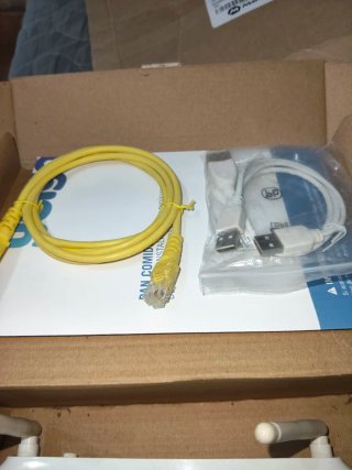 Router Movistar Blanco con Cables