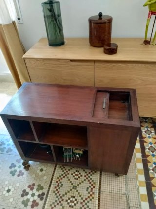 Mueble auxiliar de madera con ruedas