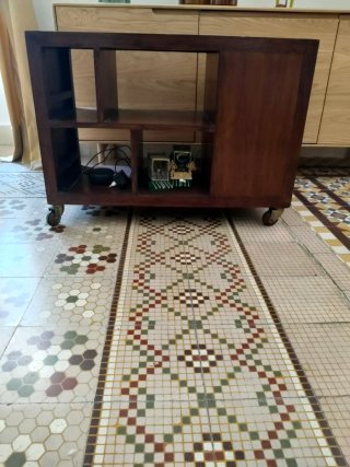 Mueble auxiliar de madera con ruedas