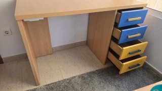 Escritorio de madera con cajones