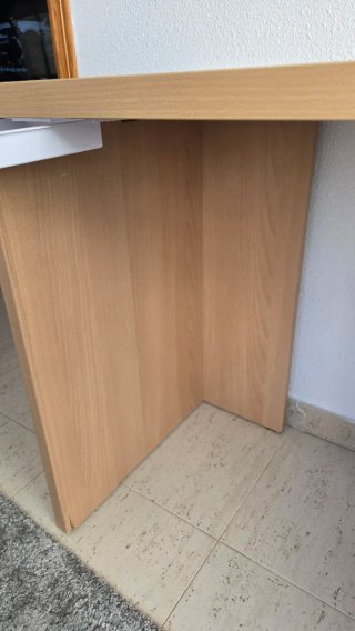 Escritorio de madera con cajones
