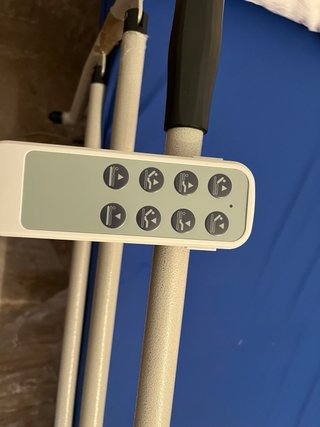 Cama articulada para enfermos con barandillas