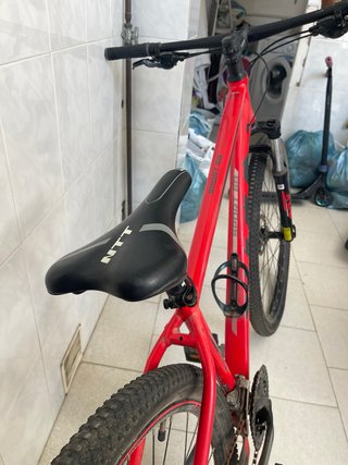 Bicicleta de montaña roja