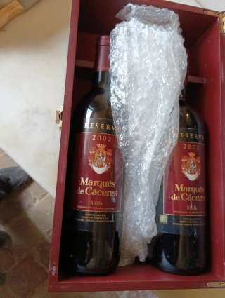Antica scatola di scacchi e vino Rioja Marqués de Cá