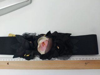 Cinturón negro elástico con flores