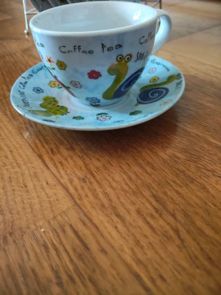 Juego de tazas de café y platillos con orugas