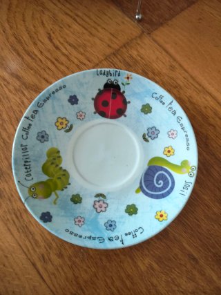 Juego de tazas de café y platillos con orugas