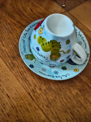 Juego de tazas de café y platillos con orugas
