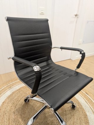 Sillón giratorio moderno símil piel negro