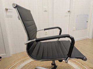 Sillón giratorio moderno símil piel negro