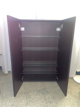 Mueble de baño de madera oscuro