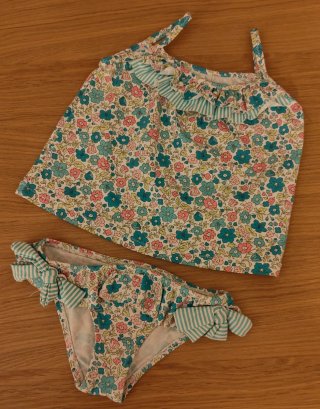 Conjunto de bikini y camiseta bebé 1 año