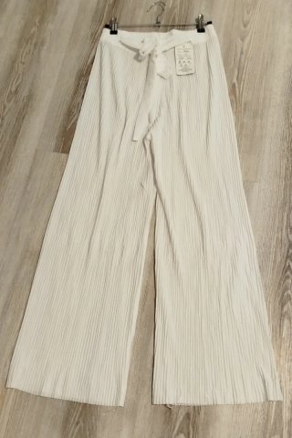 Pantalones blancos plisados