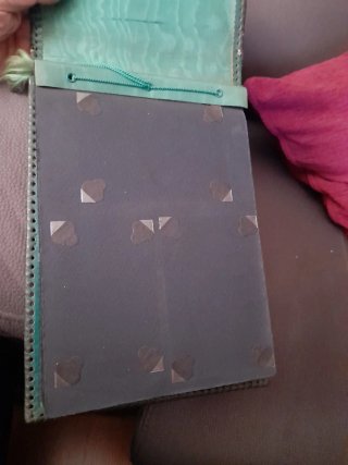 Álbum de cuero labrado estilo cordobán