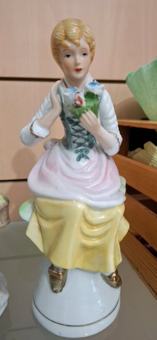 4 Statuine porcellana