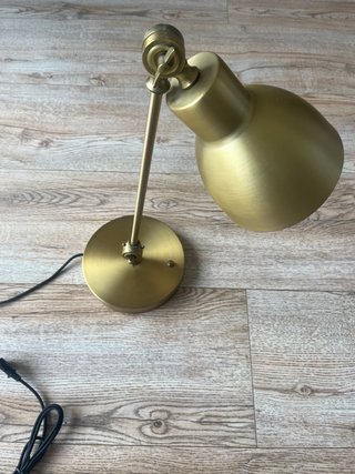 Lámpara de mesa dorada estilo industrial