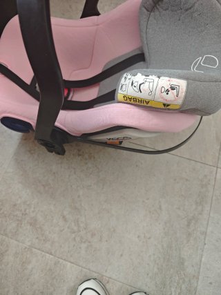 Silla de coche bebé rosa le falta un enganche que