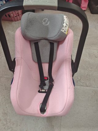 Silla de coche bebé rosa le falta un enganche que