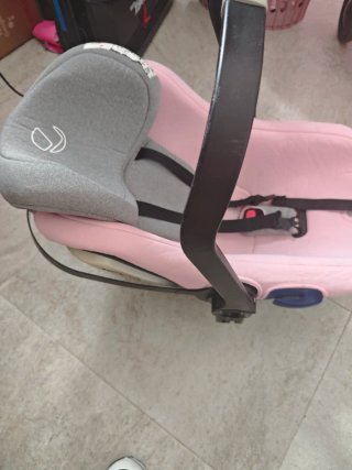 Silla de coche bebé rosa le falta un enganche que