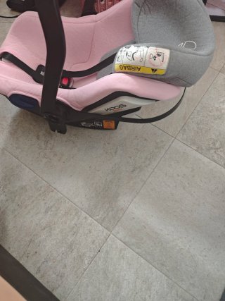 Silla de coche bebé rosa le falta un enganche que